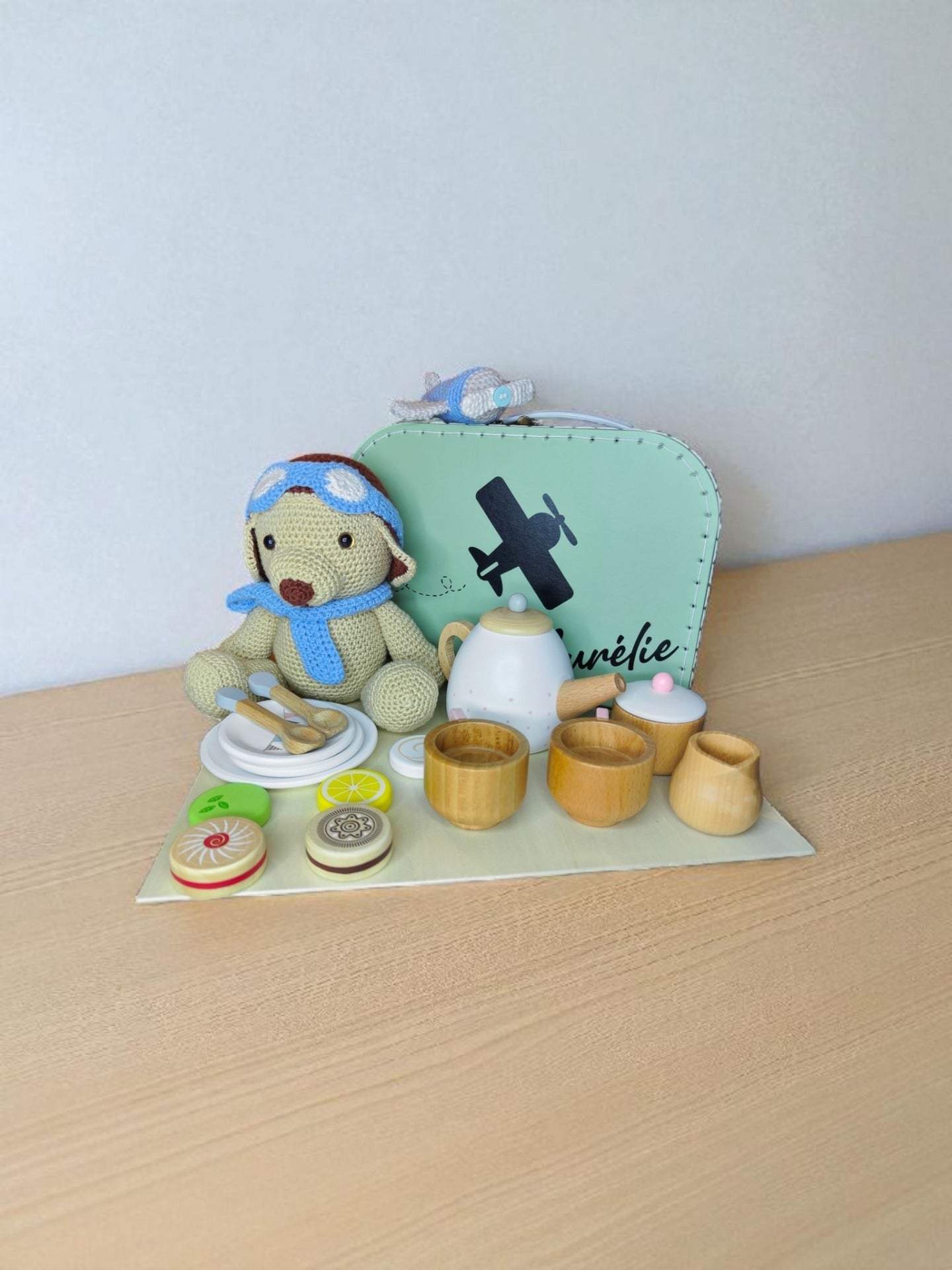 Handgemaakte Vliegenier Met Gepersonaliseerd Vintage Koffertje en Theeservice