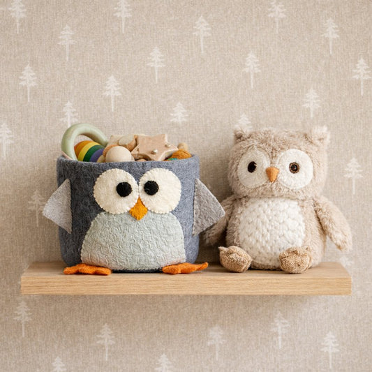 Schattig mandje van een Uil in blauw en grijs tinten. Heel leuk voor bijvoorbeeld babysokjes of speelgoedjes.