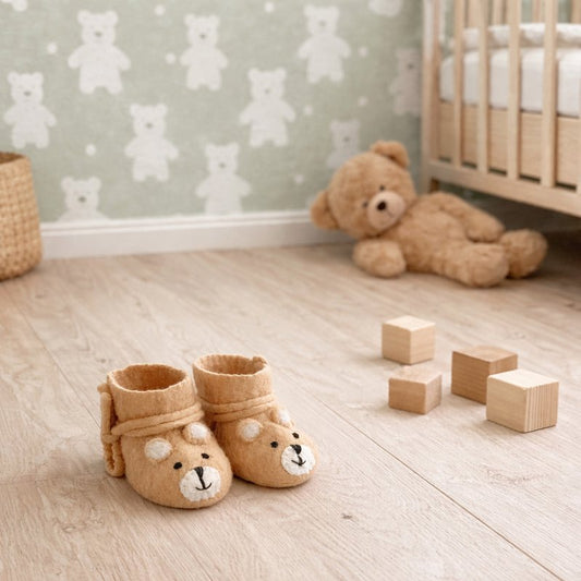 Babyslofjes Beer – Vilten Babyschoentjes – Fairmade – Unisex – Maat 9 cm – Licht bruin