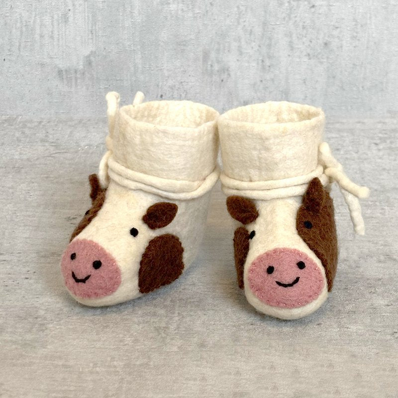 Babyslofjes Koe – Vilten Babyschoentjes – Fairmade – Unisex – Maat 9 cm – Wit/Bruin
