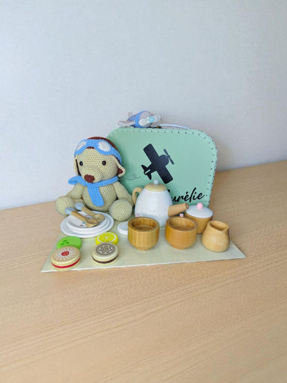 Handgemaakte Vliegenier Met Gepersonaliseerd Vintage Koffertje en Theeservice