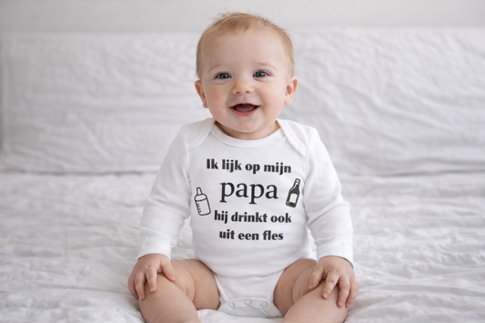 Bedrukte Body: Ik lijk op mijn papa, hij drinkt ook uit een fles