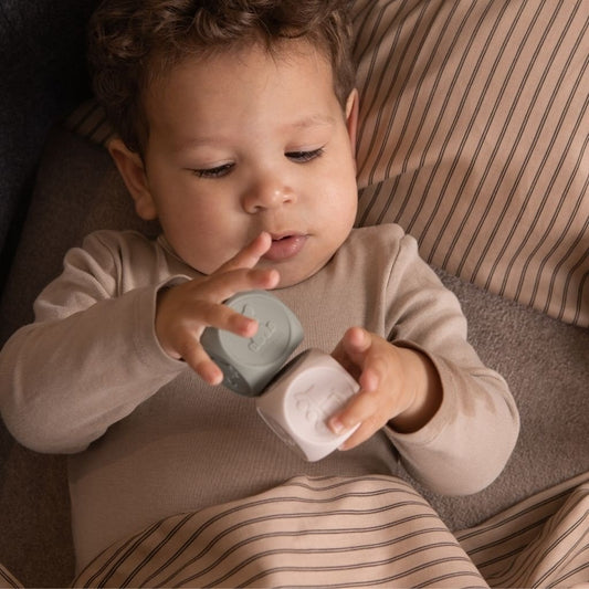 Nuuroo Siliconen Dobbelstenen Set (4 Stuks) – Zachte Educatieve Speeldobbelstenen voor Baby's