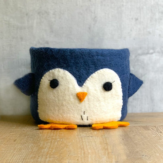 Schattig mandje van een Pinguïn in blauw en wit tinten. Heel leuk voor bijvoorbeeld babysokjes of speelgoedjes.