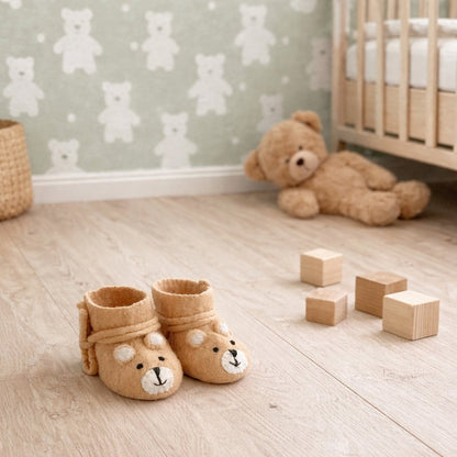 Babyslofjes Beer – Vilten Babyschoentjes – Fairmade – Unisex – Maat 9 cm – Licht bruin