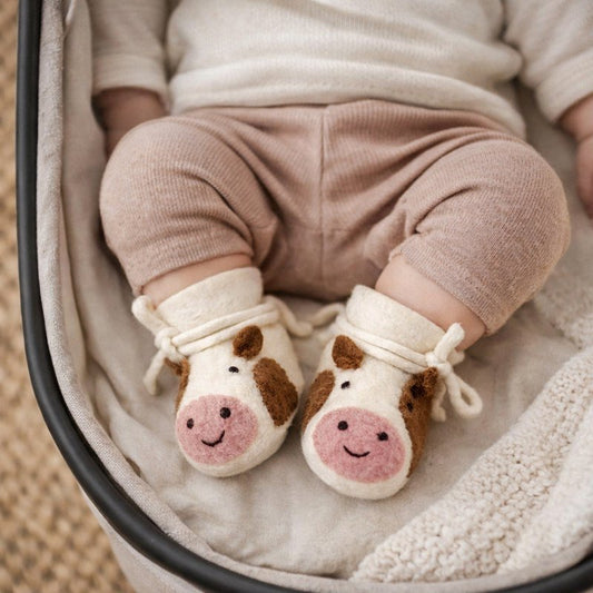 Babyslofjes Koe – Vilten Babyschoentjes – Fairmade – Unisex – Maat 9 cm – Wit/Bruin